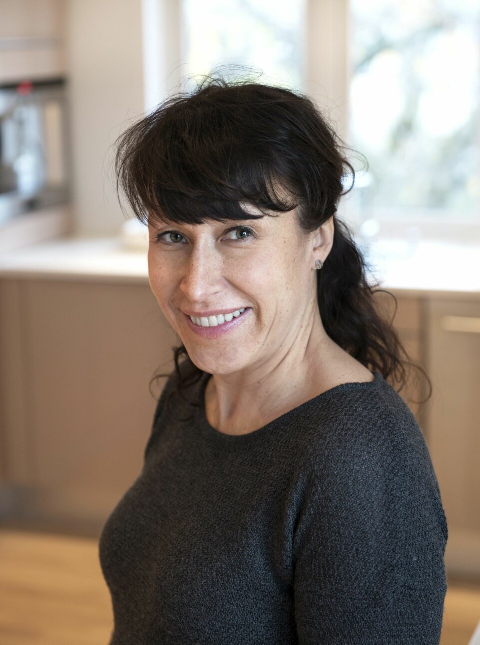 ELSKER DEN NYE STUEN: Vi har fått dekket alle våre behov med stuen som er delt i to uten at vi mistet lysinnslippet. Og vi bare elsker skyvedøren som bidrar til soneinndelinge, sier Eva Tveit om den nye stuen familien har fått.