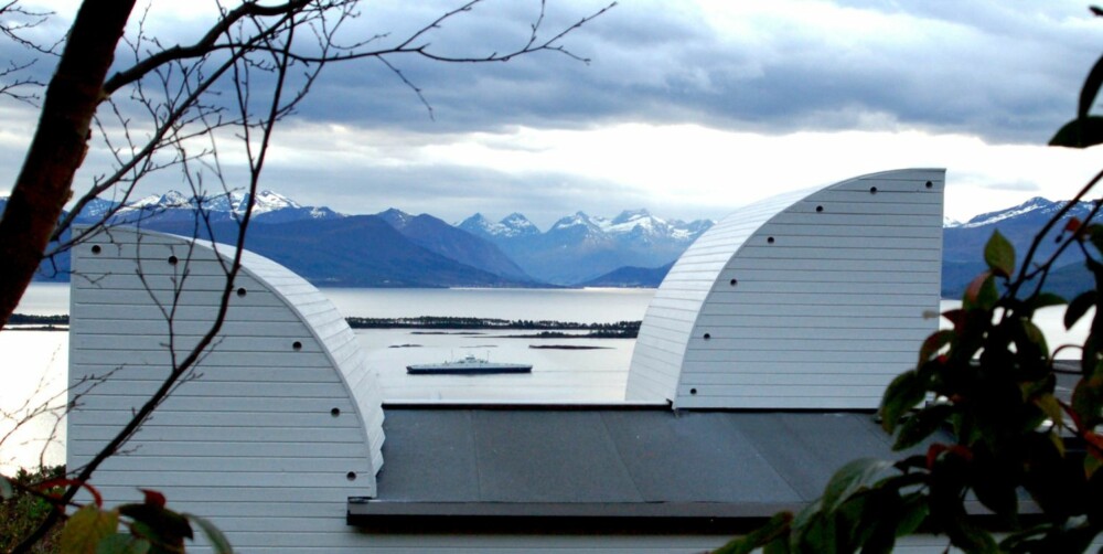 Spektakulær utsikt. Utsynet mot Moldefjorden er ivaretatt av konvensjonelle vinduer. Periskopvinduenes oppgave er å sørge for lysinfall og romfølelse.