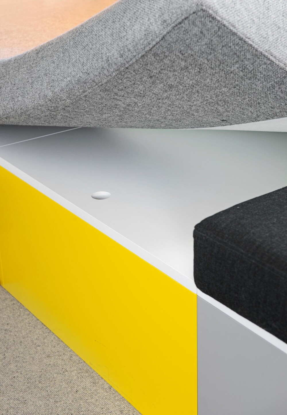 SMART OPPBEVARING: Den plassbygde sofabenken er bygget av hvitlakkerte MDF-plater med innslag av gult og grått, fargekode NCS 0570 Y og NCS 3500 N. Under putene er det rom for oppbevaring. (FOTO: Espen Grønli)