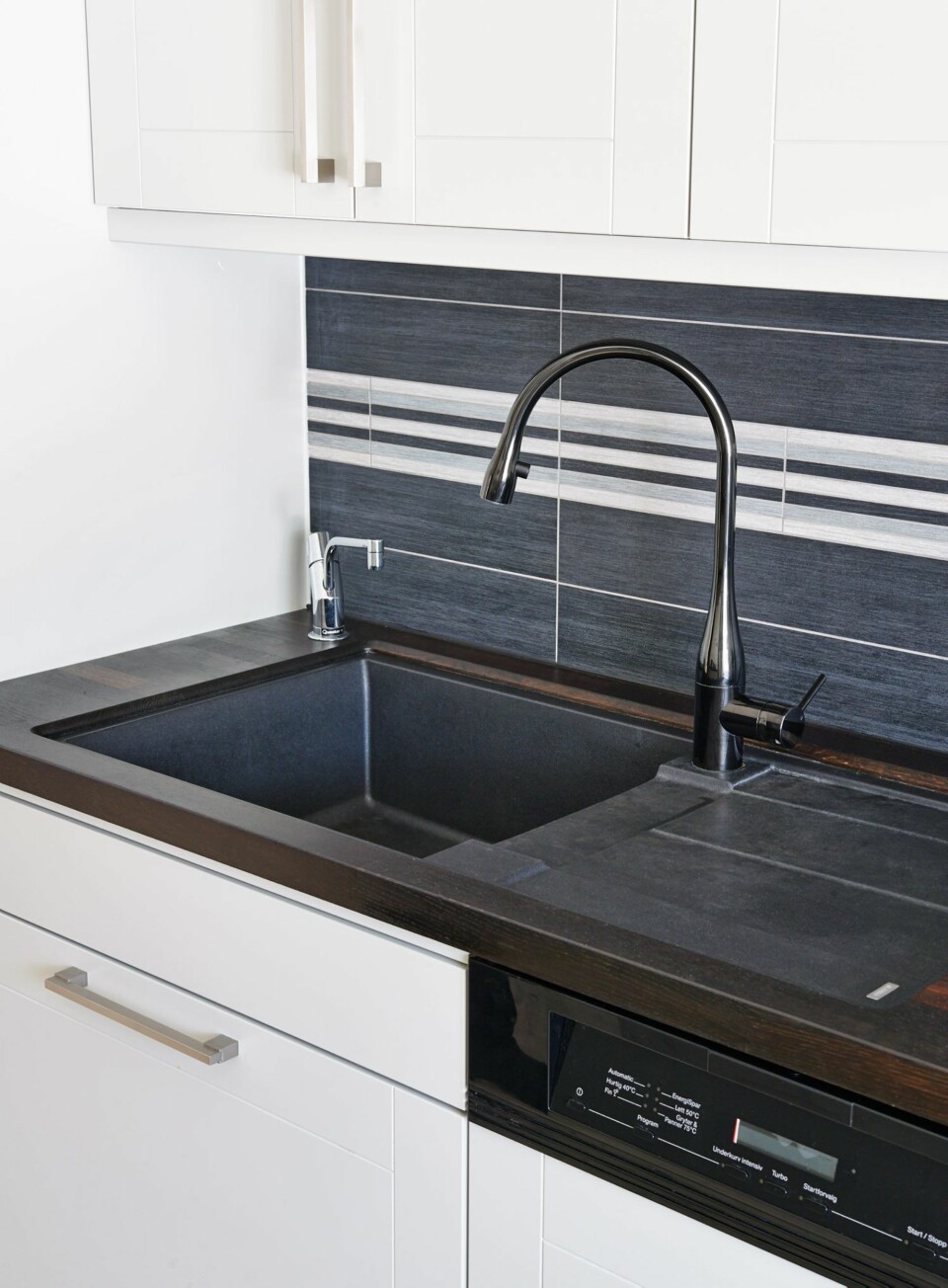 DIGER OG PRAKTISK: Kummen (Blanco Silgranit) er stor nok til å romme et stekebrett, og gjør slik rengjøringen mye enklere.