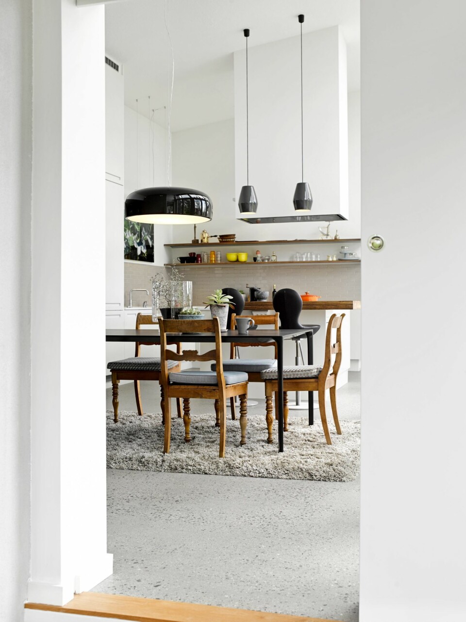 DUSE FARGER: Kjøkkenkroken er innredet med en dus fargepalett, men på hyllene er det gjort plass til noen fargesterke detaljer. Før var dette en overbygget del av terrassen. Pendlene er fra Northern Lighting. Flisen Mutina Ceramica er fra Fagflis. Viften er fra Termex og kan vippes ned. Kjøkkeninnredningen er fra HTH.
