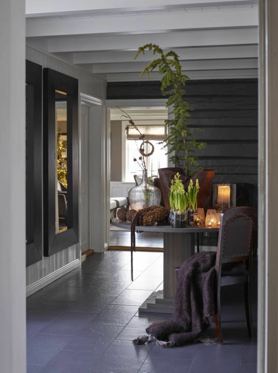 Ærverdig. Huset ble bygget på 1700-tallet, men har endret utseende underveis. Tømmerveggen i gangen er originale. Den fineste julepynten finner Berit rett utenfor døren til barndomshjemmet.