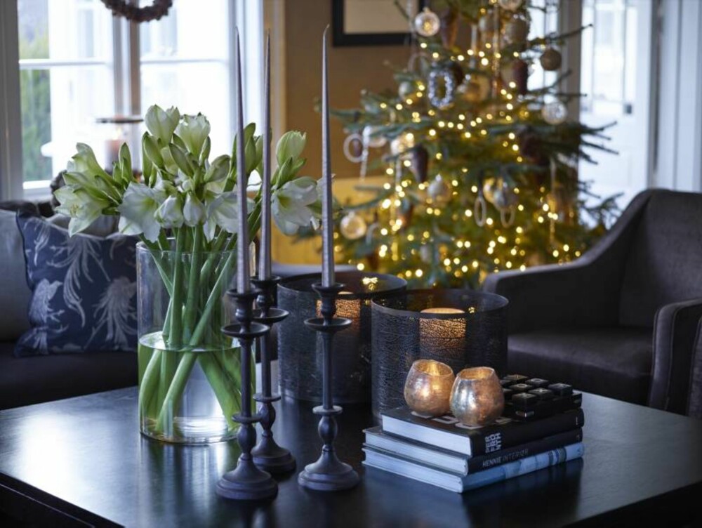Innbydende. Når familien inviterer til pinnekjøttlag siste lørdag før jul, er det her aperitiffen inntas. Berit pynter alltid med hvite blomster i desember, blant annet amaryllis og juleroser. I tillegg er det raust med levende lys på alle bord. Bordet er fra Slettvoll, den brune sofaen fra Stordal og stolene fra Furninova.