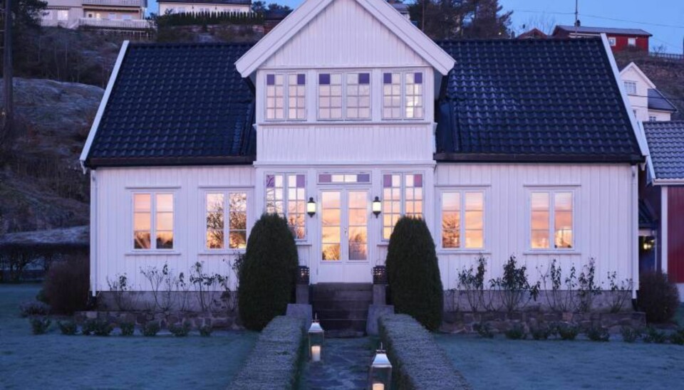 Stemningsfullt. Endelig er det jul igjen i boligen i Arendal. Utenfor er to store lykter tent, nå kan gjestene bare komme.