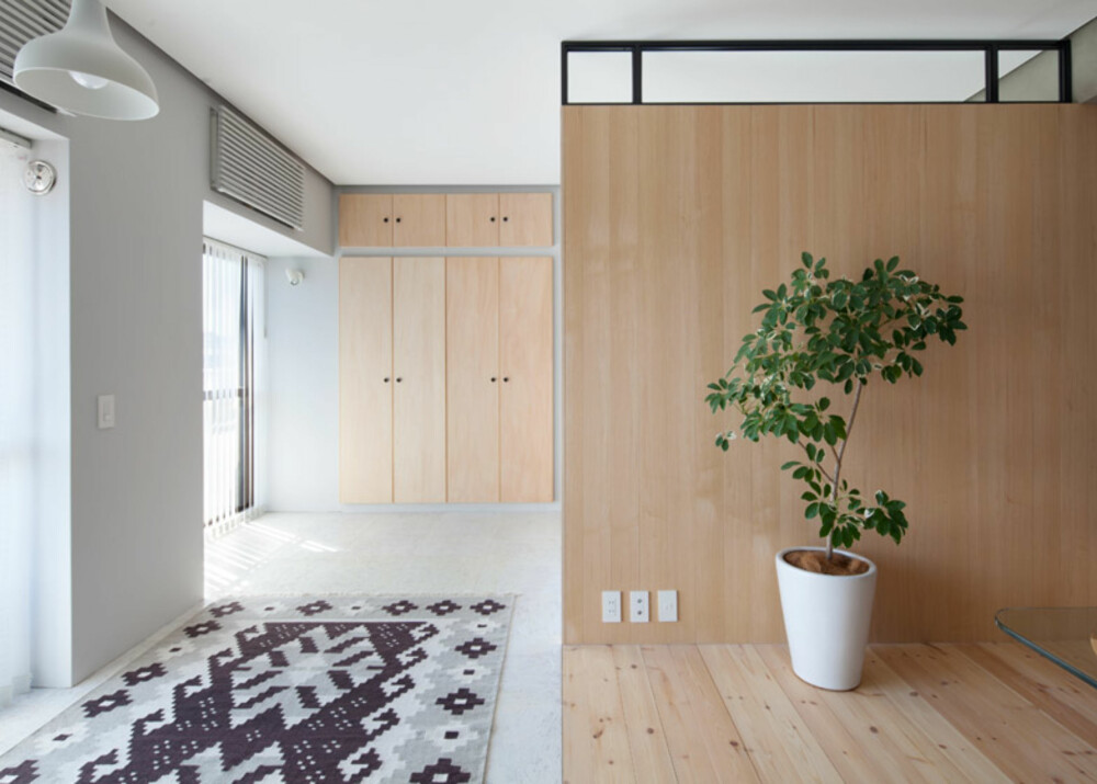 REN DESIGN: Lyst treverk, betong og lyse farger kjennetegnet designet i leiligheten.