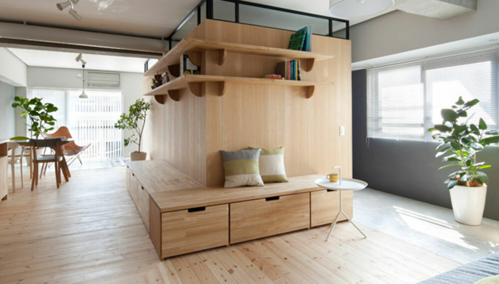 SKJULER SOVEROM: Arkitekten gjemte to soverom inne i denne smarte oppbevarings-klossen i den kompakte leiligheten.