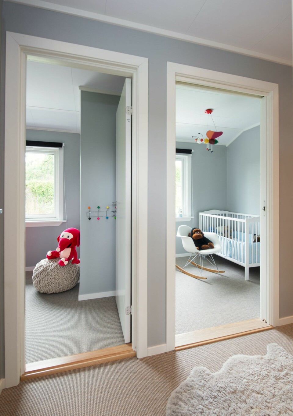 HVER SIN DØR: Det litt udefinerte rommet ble bygget om til to barnerom og én korridor. Babyrommet til høyre måtte få skyvedør for at
løsningen skulle gå opp. På dagtid står dørene åpne for å slippe inn mest mulig dagslys til gangsonen. Fantorangen sitter på en puff fra Habitat.