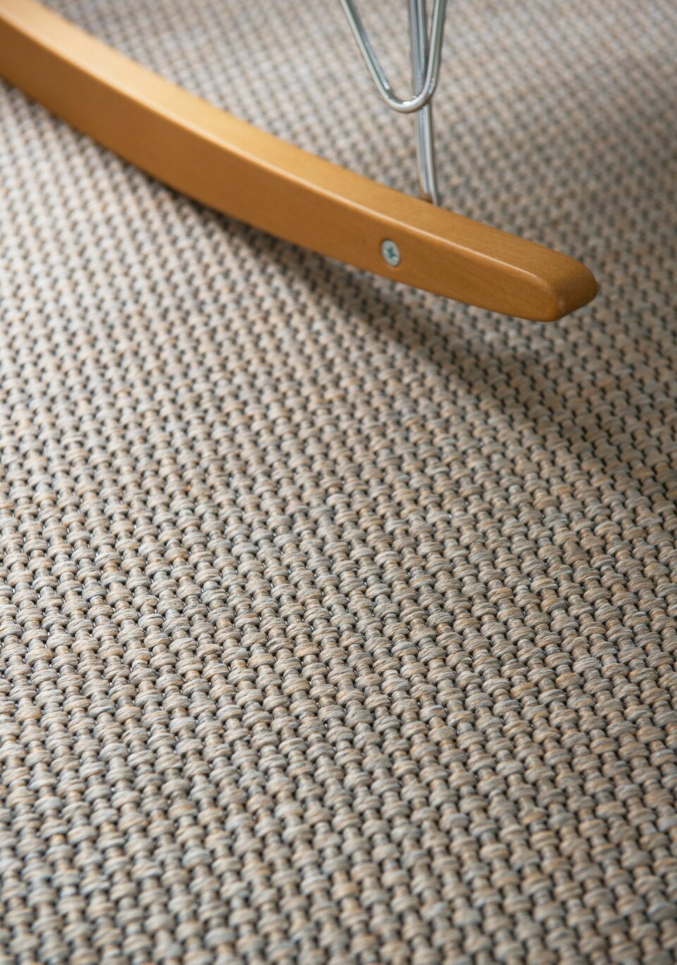 VEGG-TIL-VEGG-TEPPE: Familien ønsket teppe for komfortens skyld.
Men det skulle ikke være loete, og ikke for kontoraktig. Valget falt
på Cantana Essence fra Ege gulv.