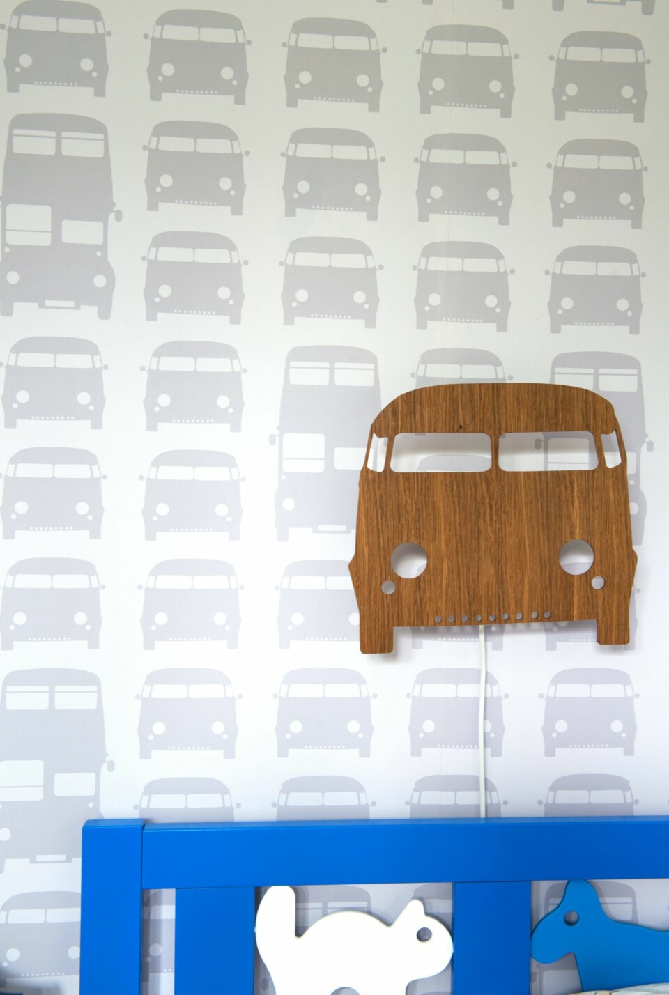 GUTTETE MOTIVER: Rommet til toåringen er innredet med motiver som antas å falle i smak. Både tapet og vegglampe fra Ferm Living.