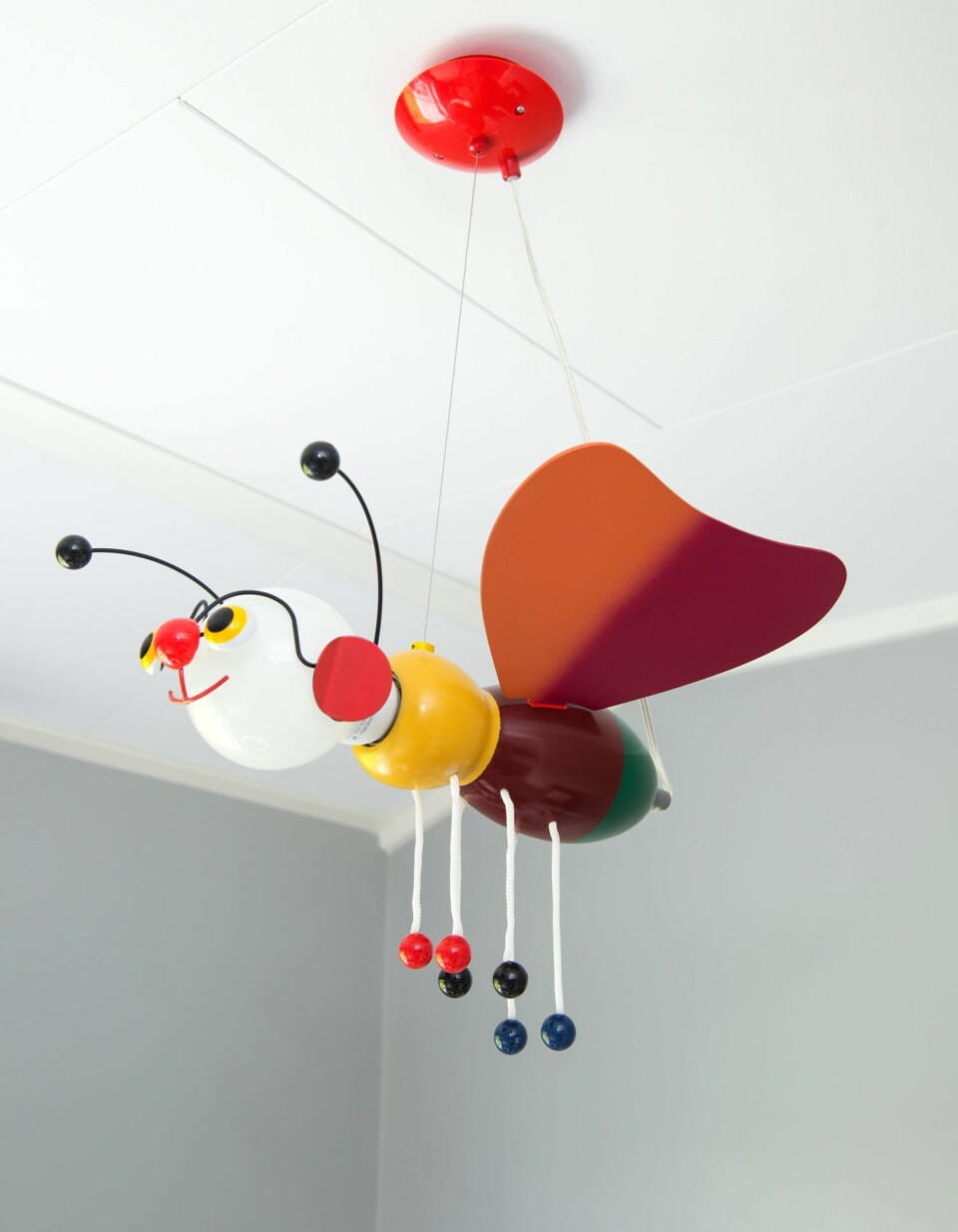 LYSENDE OG LEKEN: Sommerfuglens hode lyser opp ved behov, og er ellers et muntert innslag på babyrommet. Fra Lampehuset på
Alnabru.