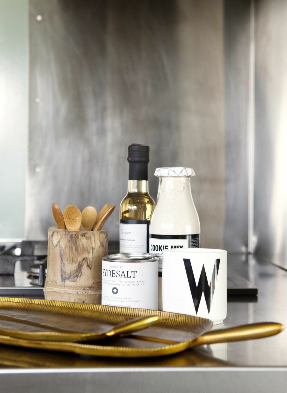 GJENNOMTENKT: Kjøkkenet er innredet funksjonelt og med slitesterke
materialer i stål og tre. Styling: Tone Kroken.