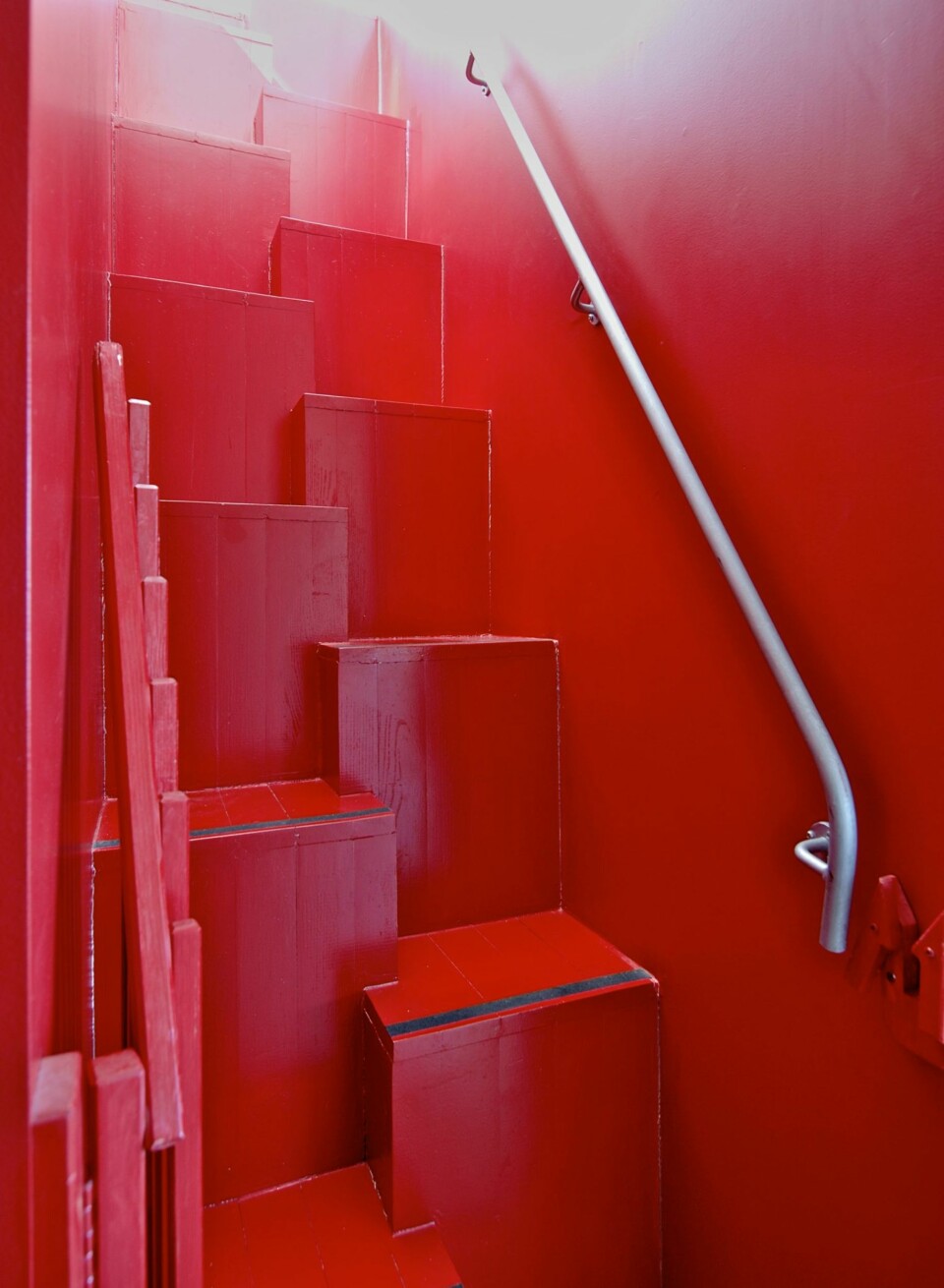 FULL FART: Rødt stimulerer til fysisk aktivitet og kan passe i en trappegang. For mange signaliserer fargen kjærlighet, men uttrykket red-light-district er også en assosiasjon, områdene der sex selges og kjøpes. Leger har oppdaget at epileptikere oftere får anfall når de har på seg røde klær.