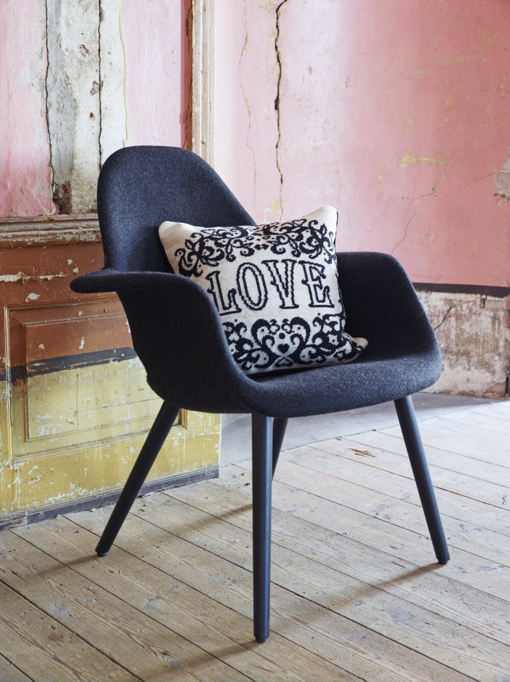 NATURLIG MIDTPUNKT: Brodert pute, kr 1700, Jonathan Adler/millaboutique.no. Stol Organic Chair, design Charles Eames, kr 14 000, vitra.no. Styling: Tone Kroken. NATURLIG MIDTPUNKT: Brodert pute, kr 1700, Jonathan Adler/millaboutique.no. Stol Organic Chair, design Charles Eames, kr 14 000, vitra.no. Styling: Tone Kroken.