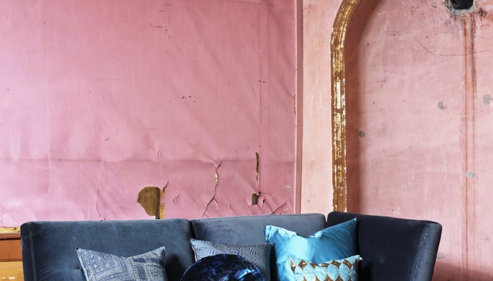 BREDDE I BLÅTT: I sofaen fra venstre, liten silkepute foran, 30 x 45 cm, kr 450, magazin. no, mønstret pute bak, 50 x 50 cm, design Ralph Lauren, kr 1100, riisinterior.no, rund fløyelspute, kr 700, Designers Guild/riisinterior.no. Bak den runde, silkepute, 50 x 50 cm, kr 700, magazin.no. Fremst til høyre, pute med gulldetaljer, 40 x 40 cm, kr 650, Day Home/Country Chic. Bak til høyre, silkepute, 60 x 60 cm, kr 1600, Missoni/millaboutique.no. Sofa Reiko Velvet, som vist her i to moduler, kr 12 700, habitat.no. Styling: Tone Kroken. BREDDE I BLÅTT: I sofaen fra venstre, liten silkepute foran, 30 x 45 cm, kr 450, magazin. no, mønstret pute bak, 50 x 50 cm, design Ralph Lauren, kr 1100, riisinterior.no, rund fløyelspute, kr 700, Designers Guild/riisinterior.no. Bak den runde, silkepute, 50 x 50 cm, kr 700, magazin.no. Fremst til høyre, pute med gulldetaljer, 40 x 40 cm, kr 650, Day Home/Country Chic. Bak til høyre, silkepute, 60 x 60 cm, kr 1600, Missoni/millaboutique.no. Sofa Reiko Velvet, som vist her i to moduler, kr 12 700, habitat.no. Styling: Tone Kroken.