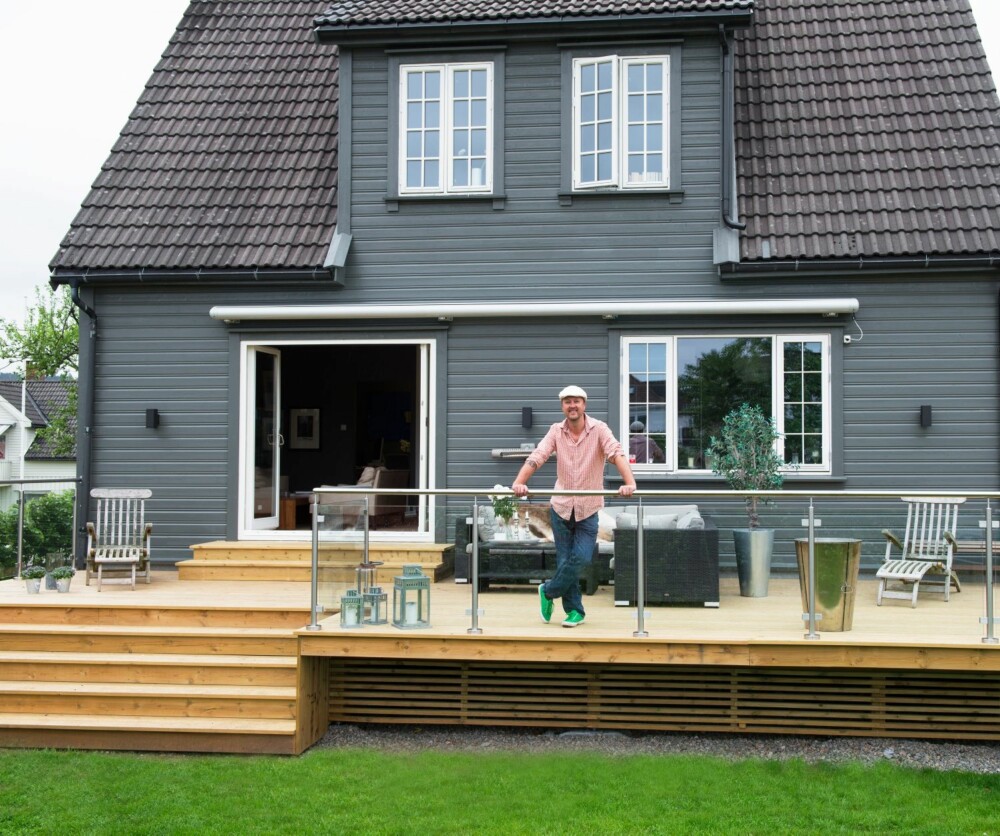 RENOVERT: Her skal Sørlandsidyllen nytes! Trond har fått bygget
ny terrasse, med direkte utgang fra stuen. I sommerhalvåret oppleves derfor trevillaen som dobbelt så stor.