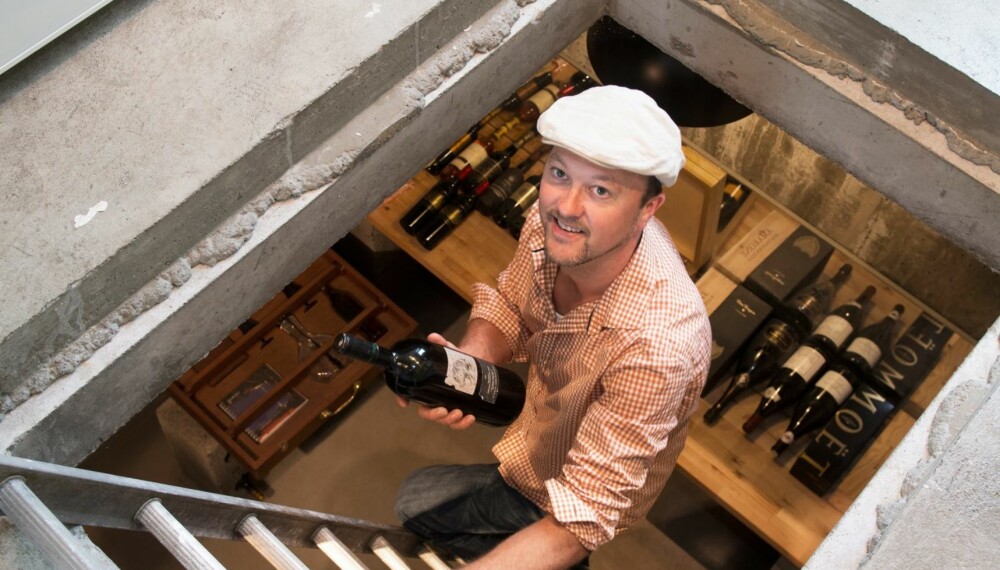LAGET VINKJELLER PÅ TRE MÅNEDER: Hjemmets vinkjeller
fikk Trond bygget i høst. Den er i betong, og fylt med Champagne, Bordeaux-vin, Riesling «og en del snadder fra den nye verden, Amerika
og Australia primært,» sier Trond. LAGET VINKJELLER PÅ TRE MÅNEDER: Hjemmets vinkjeller
fikk Trond bygget i høst. Den er i betong, og fylt med Champagne, Bordeaux-vin, Riesling «og en del snadder fra den nye verden, Amerika
og Australia primært,» sier Trond.