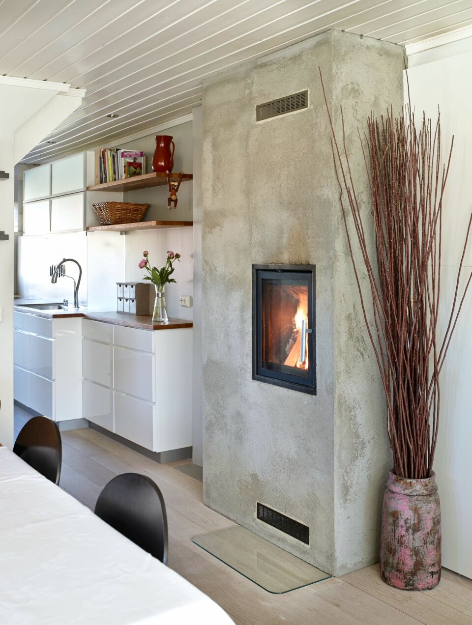 DETTE VAR NOE ANNET: Peisinnsatsen er montert slik at familien kan se ildstedet når de sitter ved spisebordet. Gulvet i heltre eik er hvitoljet.