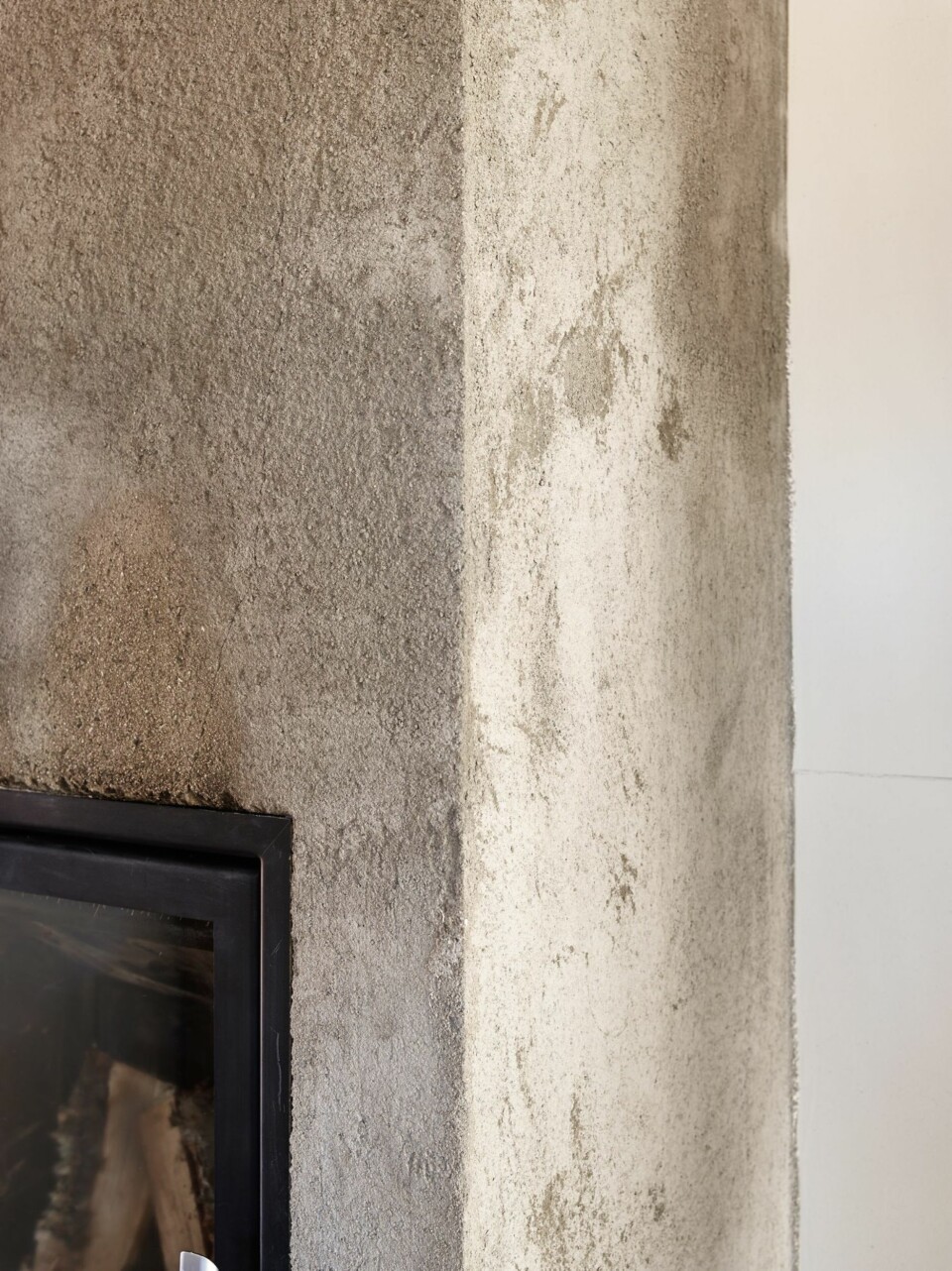 SAML SAK: Innsats fra Norpeis N-21. Det er benyttet varmehemmende
plater med murpuss. Peisen stjeler lite plass fra rommet, den bygger bare 46 centimeter ut fra veggen.