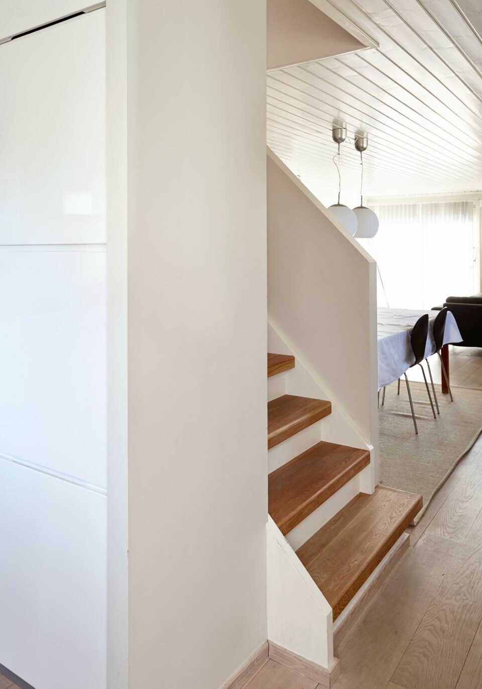 SKJULT TRAPP: Skapveggen skjuler trappen og fungerer som en romdeler mellom stue og kjøkken. Tidligere var det sprinkler, en vegg gir mer skjerming enn sprinkelveggen ga.