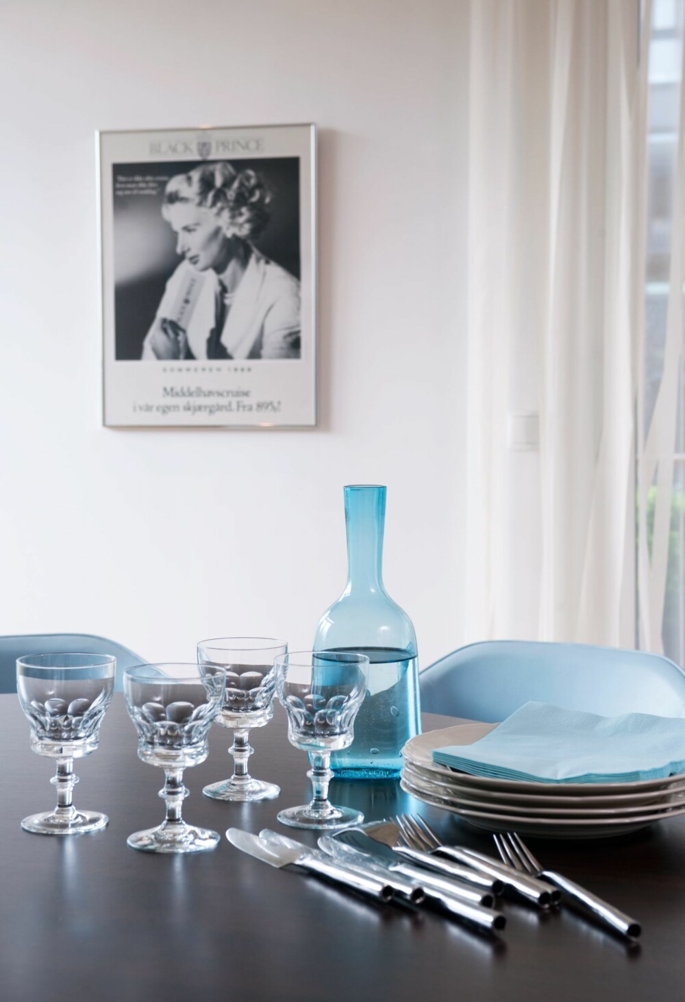 PERSONLIG BORDDEKNING: Uten gjenstander med historie er det vanskelig å skape et personlig hjem. Glass og servise har gått i arv i familien. Kvinneportrettet på veggen viser Hege som modell i en
reklamekampanje. De luftige gardinene er fra Kvint Interiør. PERSONLIG BORDDEKNING: Uten gjenstander med historie er det vanskelig å skape et personlig hjem. Glass og servise har gått i arv i familien. Kvinneportrettet på veggen viser Hege som modell i en
reklamekampanje. De luftige gardinene er fra Kvint Interiør.