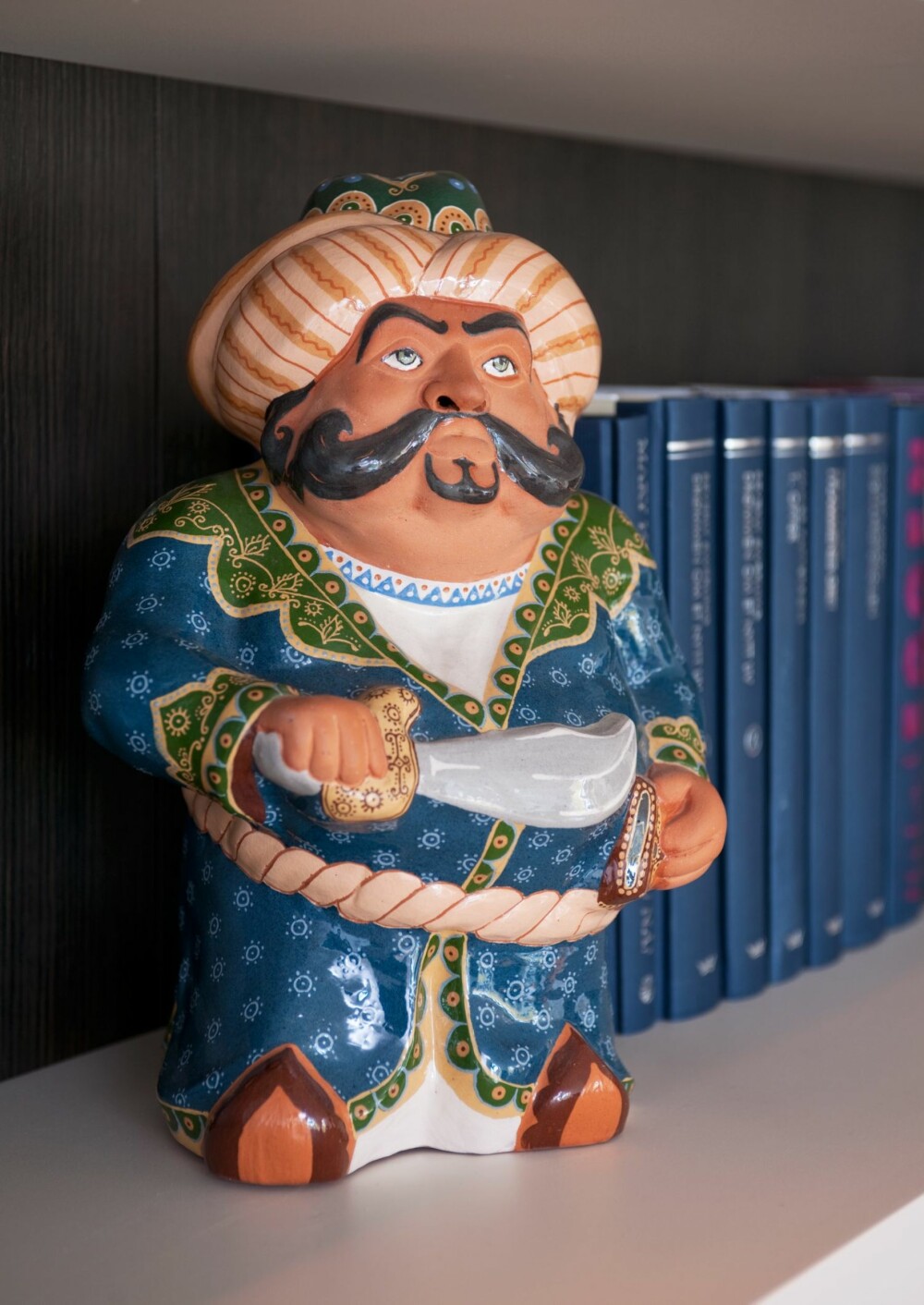 SINNA SOUVENIR: Keramikkfiguren er kjøpt på en mellomlanding i Turkmenistan. De få tingene Hege hadde med seg kommer ekstra tydelig frem i den nye leiligheten. SINNA SOUVENIR: Keramikkfiguren er kjøpt på en mellomlanding i Turkmenistan. De få tingene Hege hadde med seg kommer ekstra tydelig frem i den nye leiligheten.