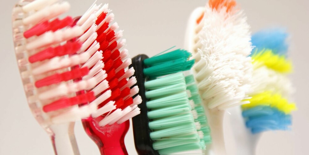 VI SLURVER: Ikke bare er vi generelt sløve på å bytte tannbørste ofte nok, de aller fleste av oss slurver nok med også med rengjøringen av selve børsten.
