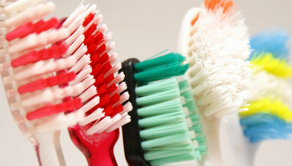VI SLURVER: Ikke bare er vi generelt sløve på å bytte tannbørste ofte nok, de aller fleste av oss slurver nok med også med rengjøringen av selve børsten. Her er tingene de fleste av oss glemmer å rengjøre.