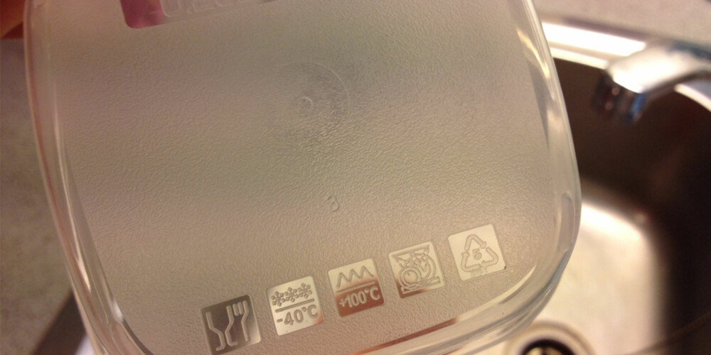 MERKET: For å sjekke om du kan ha noe i mikrobølgeovnen, kan du sjekke etter glass- og gaffelmerket.