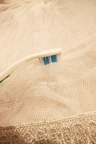 TANNBØRSTE MOT FLEKKER: Bruk en ren tannbørste dersom du skal fjerne flekker fra brudekjolen. 