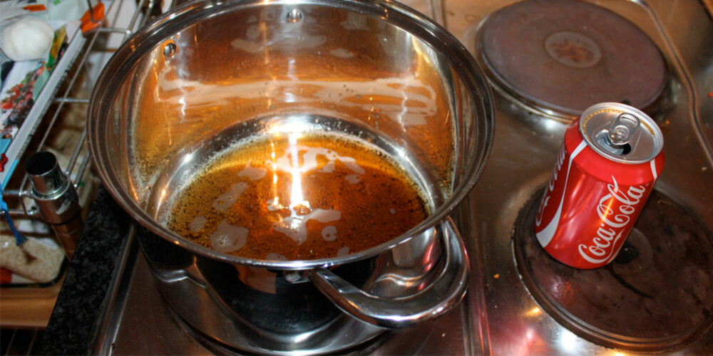 FJERNER FASTBRENT MAT: Kok opp litt Cola i en kasserolle med svartbrent bunn. Det får fart på sakene.