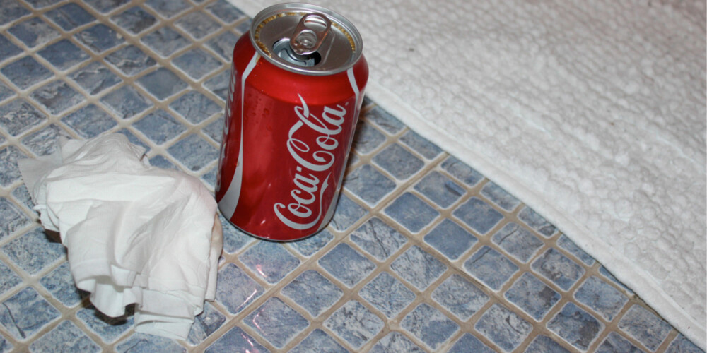 RENGJØR FUGER: Litt Cola på en klut er det perfekte redskapet når du skal skubbe fugene rene og flekkfrie.
