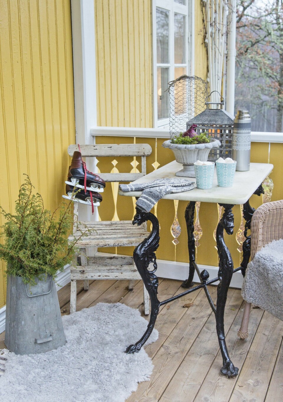 TRAPP MED SITTEPLASS: Kvister og små trær er koselig pynt på trappa, hor det også er sitteplass. FOTO: Helge Eek.