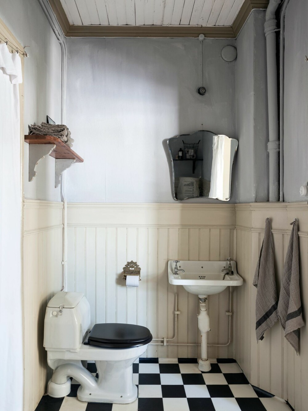 EGET ROM: Toalettet er plassert i et eget, lite rom innenfor badet. Håndvask, blandebatteri og selve toalettet har blitt pusset opp av VVS-pro i Gävle.