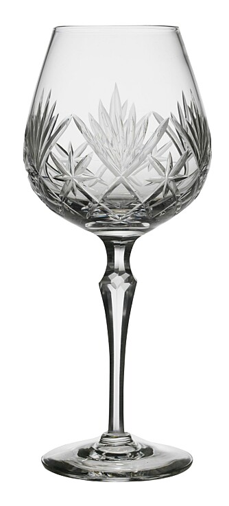 Marie er en klassiker fra Hadeland Glassverk, med slipt klokke og stett. Designet er produsert siden 1912. Rødvinsglass kr 899.