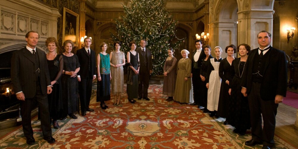 Både herskap og tjenere engasjerer seg i hverandres liv på Downton Abbey.