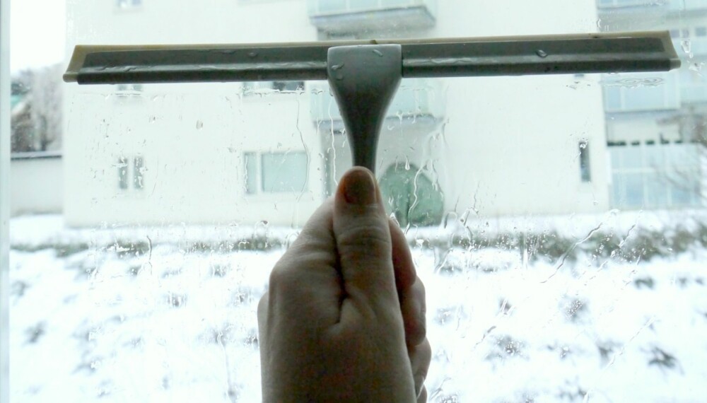 FEIL TEKNIKK: Holder du nalen slik når du vasker vinduene, er sjansen stor for at det vil etterlate striper.