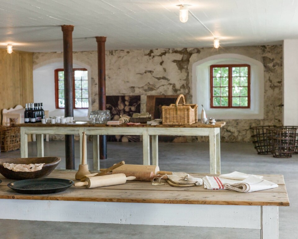 GAMMEL STALL: Den gamle stallen og smia ble pusset opp og åpnet sommeren 2012, med nystøpt betonggulv og peis og bakerovn.