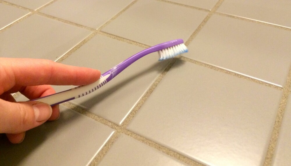 VASK AV FUGER: Det anbefales at du vasker fugene spesifikt hver 14. dag, for eksempel ved å skure med en tannbørste.