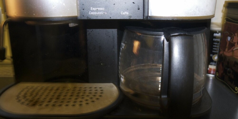 MØKKETE: Kaffemaskinen før eddikvask.