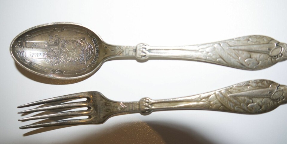 FØR: Skittent sølvbestikk.