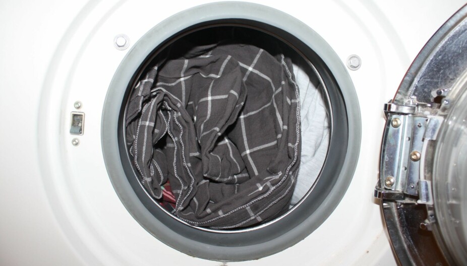 FULL VASKEMASKIN: Du gjør deg selv en bjørnetjeneste når du fyller vaskemaskinen stappfull. Du fyller vel ikke vaskemaskinen fullt opp?
