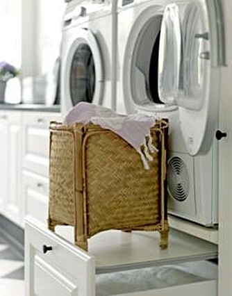 ARBEIDSHØYDE: Her er både vaskemaskin og tørketrommel passert i arbeidshøyde, slik at det skal være lettere å ta inn og ut av dem.