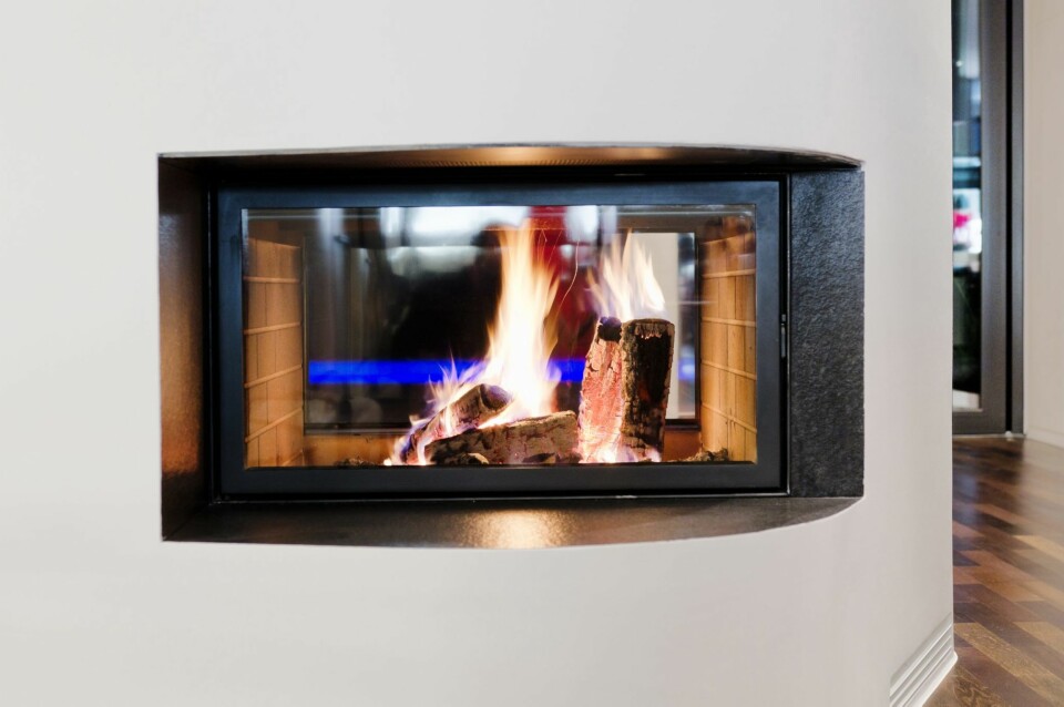 KLAR SIKT: Visste du at du kan bruke en fuktig klut som er dyppet i aske til å vaske peisglasset med? Dette er en billig og effektiv metode.