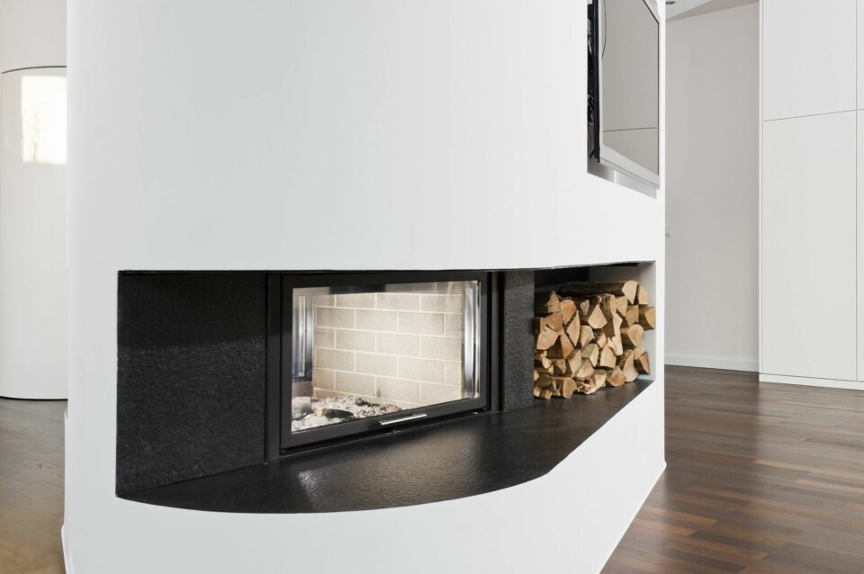 UNNGÅ GLASSKRAPE: Du kan bruke rengjøringsprodukter, men unngå å bruke glasskrapen. De fleste av dagens ovner har såkalt keramisk glass som er mykere enn vanlig glass. En slik skrape vil kunne ripe opp glasset og gjøre det lettere for soten å sette seg.