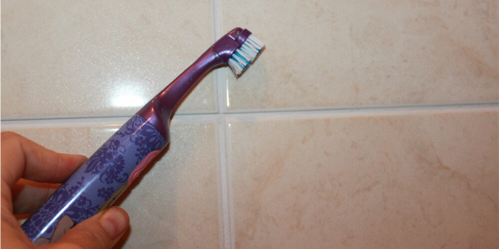FUGER: En gammel elektrisk tannbørste er super for å skrubbe fugene med.