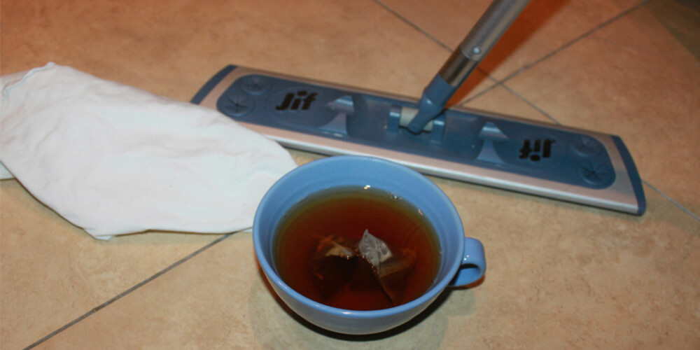 TE: Visste du at å vaske tregulv med te kan gi dem en flott glans?