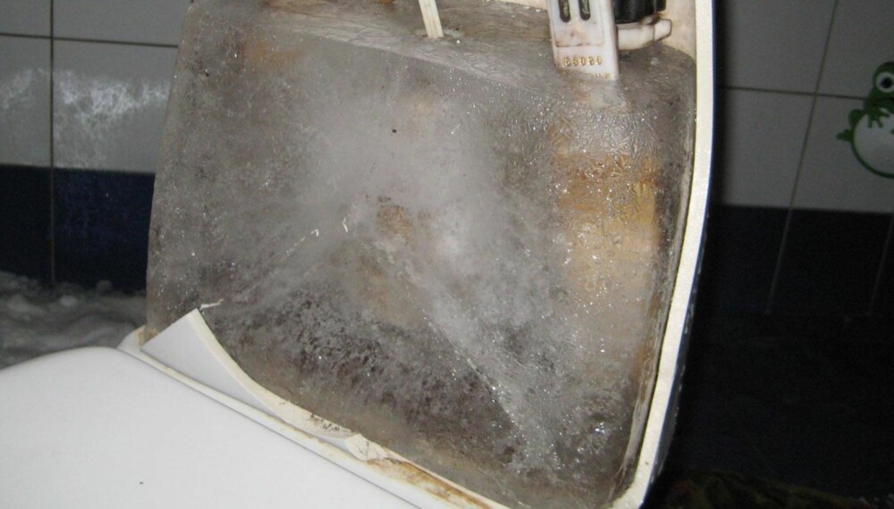 SJELDENT SYN: Når vann fryser til is utvider det seg med ti prosent. I avløp og toalett er det som regel «plass» til det, og når isen smelter renner den bare ut igjen. I innestengte vannrør er det verre.