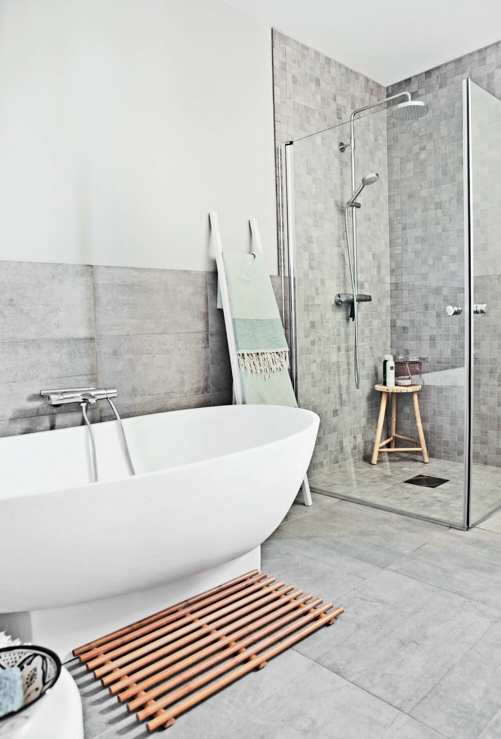 GRÅTONER: Det delikate badet er innredet i grått og hvitt. Frittstående badekar gir et luftig og moderne uttrykk.