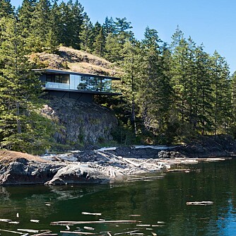 HENGENDE HUS: Dette huset i Canada henger drøye ti meter over vannoverflaten. (FOTO: James Dow/Patkau architects)