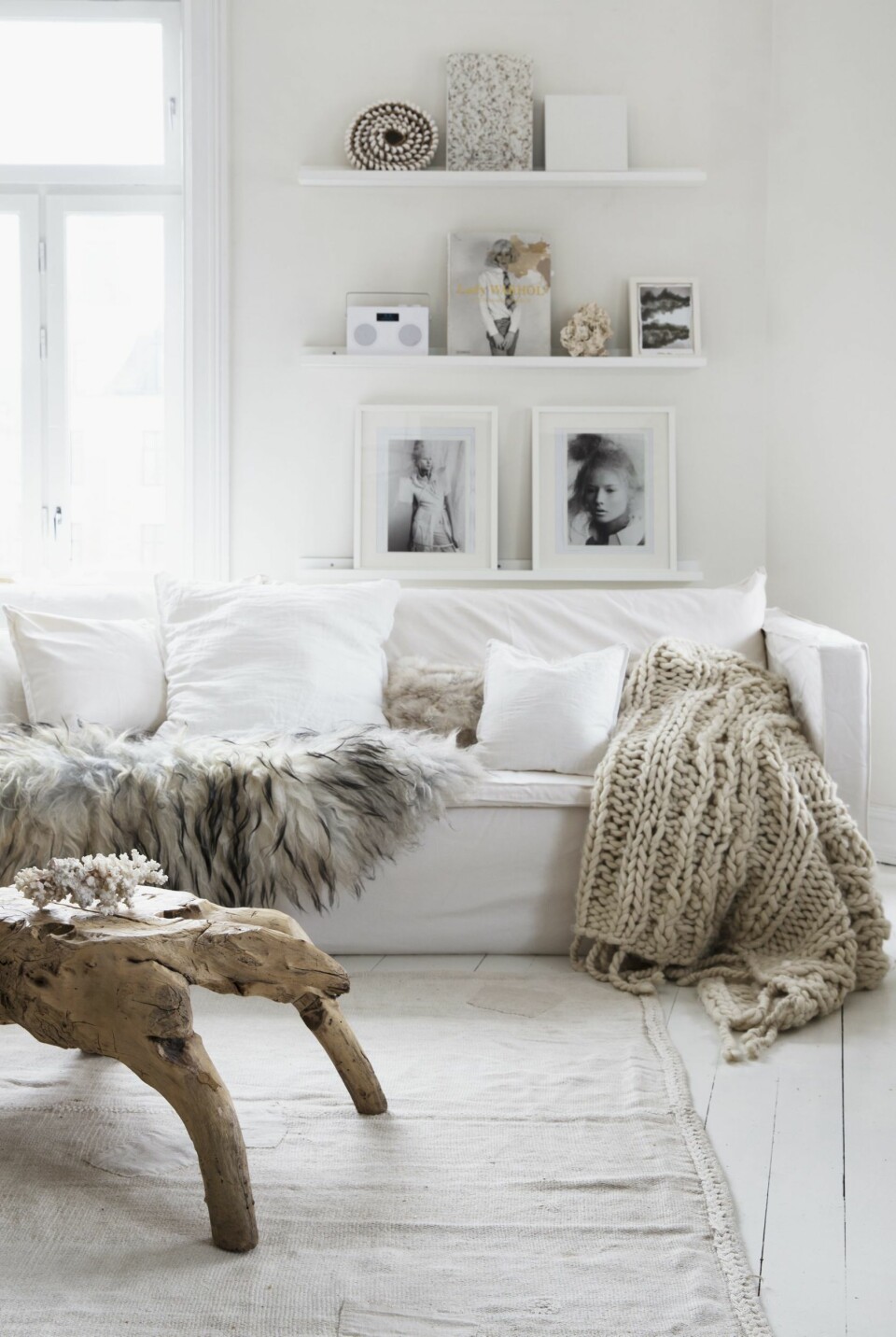 NATURLIG DESIGN: Mot en lys base fungerer det godt å bringe inn naturmaterialer som tre, skjell og lin for å skape varme. Bildelister på veggen gjør det enkelt å variere uttrykket ved å bytte om på gjenstander og bilder.